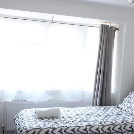 Exquisite And Modern 2 Bed Maisonette Хармондсворт Экстерьер фото