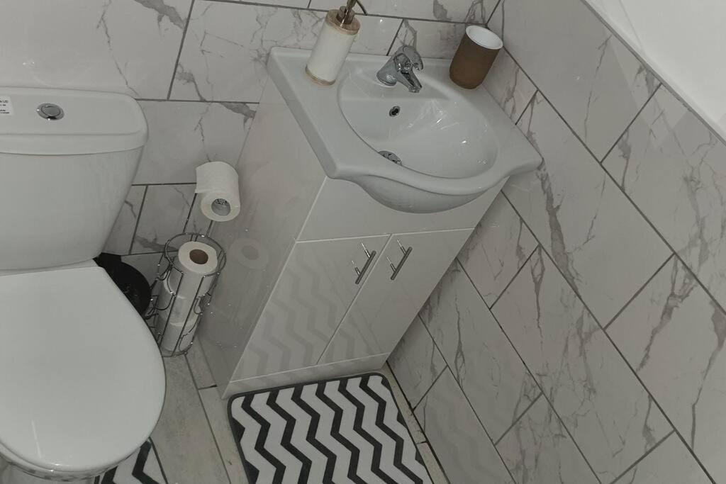 Exquisite And Modern 2 Bed Maisonette Хармондсворт Экстерьер фото