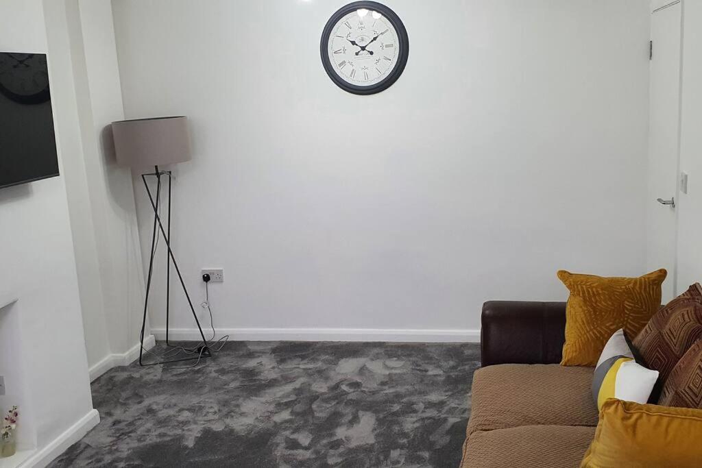 Exquisite And Modern 2 Bed Maisonette Хармондсворт Экстерьер фото