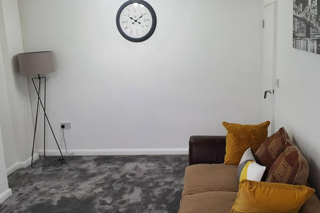 Exquisite And Modern 2 Bed Maisonette Хармондсворт Экстерьер фото
